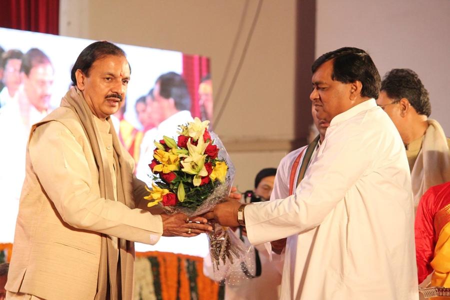 Shri Ajay Prakash Shrivastava welcoming Dr. Mahesh Sharma, State Minister (Independent Charge) of Culture and Tourism, Government of India.